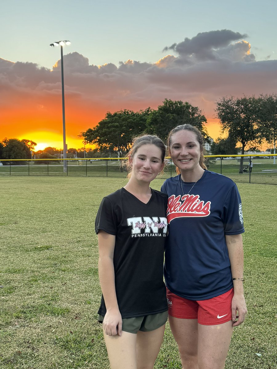 BSchalk2026's tweet image. After 2+ years of virtual lessons, I finally got the chance to work with @KylanBecker in person!! I had a great time learning from one of the best!!💗🥎 @TNTGOLD