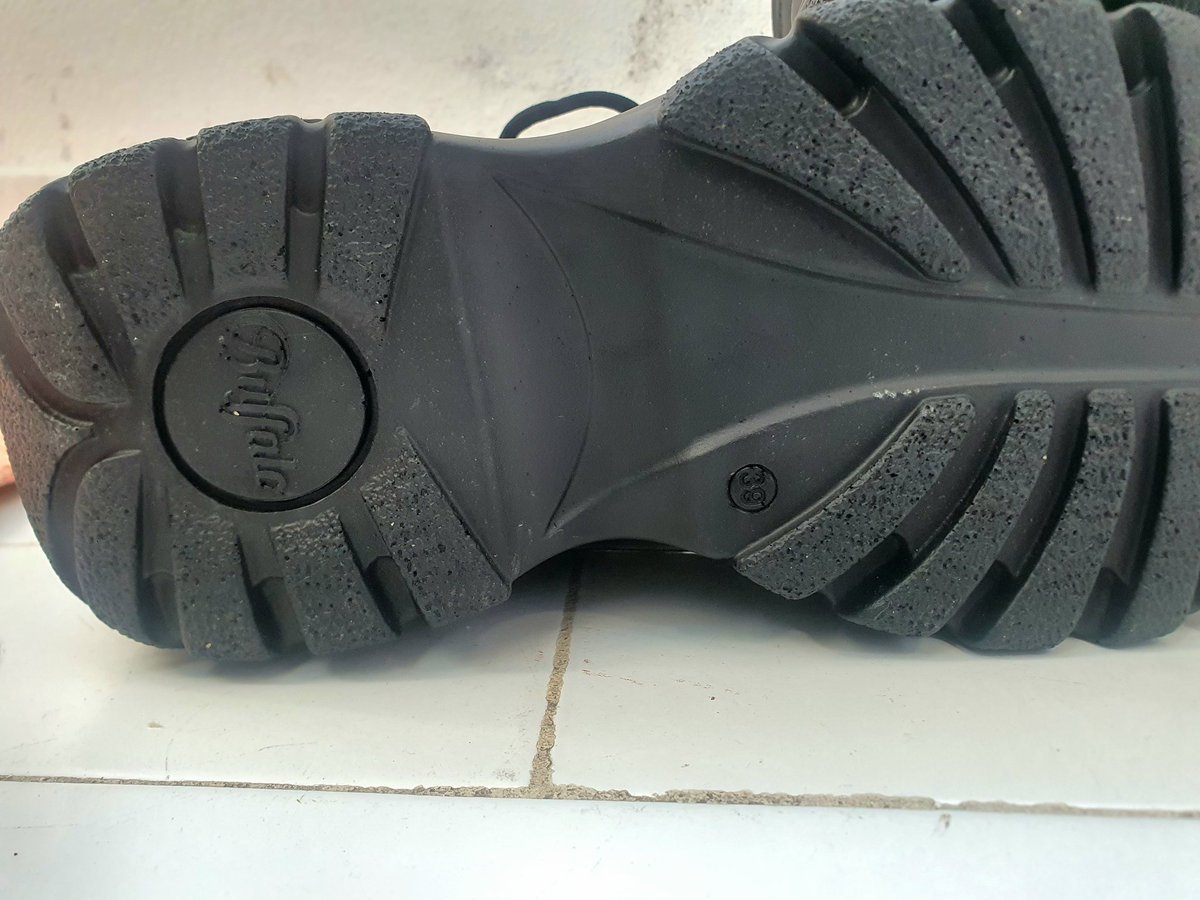 itsajolli's tweet photo. Peeps preciso mesmo de despachar isto para comprar o meu tamanho 

Vendo estas buffalo classic london! Na loja tao 200€, comprei o 39 e fica grande nao consigo usar 

Faço 130€ negociavel crl mandem dm quero bue despachar isto 

Por favorrrrr rt 😭 https://t.co/3StcqA4ARh