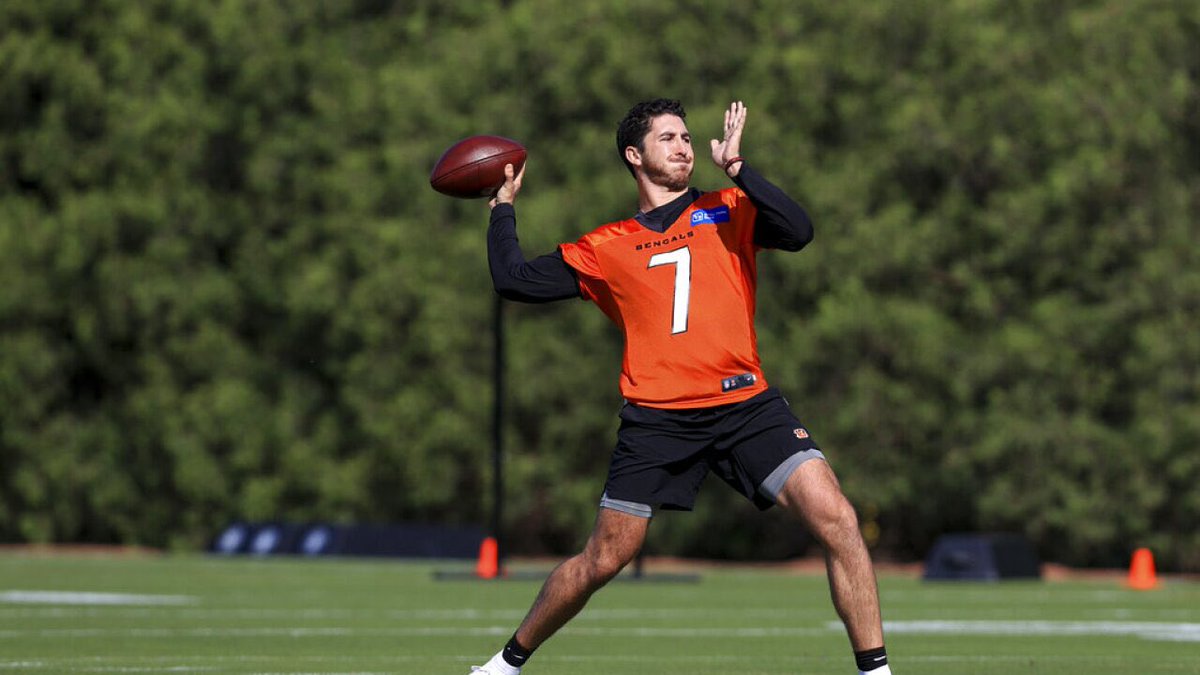 Playoffs Gus tweet media