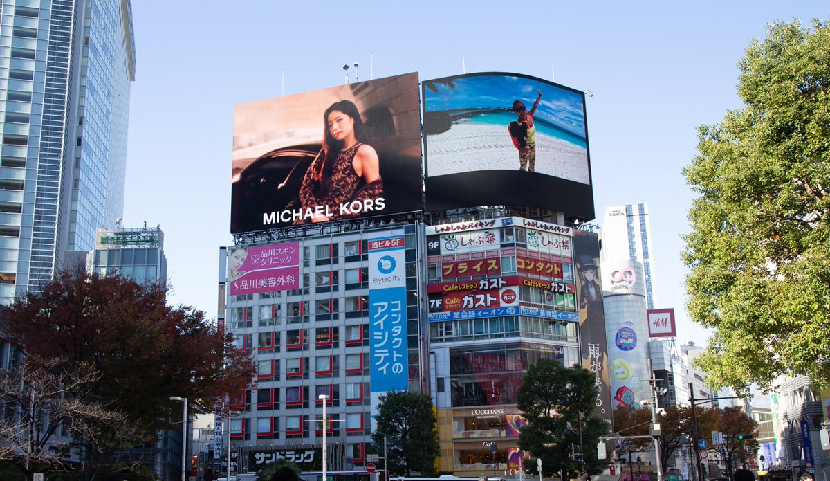 MichaelKorsJP's tweet photo. 【11/26まで！】渋谷シブハチヒットビジョン（渋谷駅ハチ公前）に、#ダヒョン が登場。ぜひチェックして💛

▼着用アイテムはこちら
https://t.co/R6zY08Cp5c

#MichaelKors #マイケルコース #Dahyun https://t.co/vFMZ8TQFdU