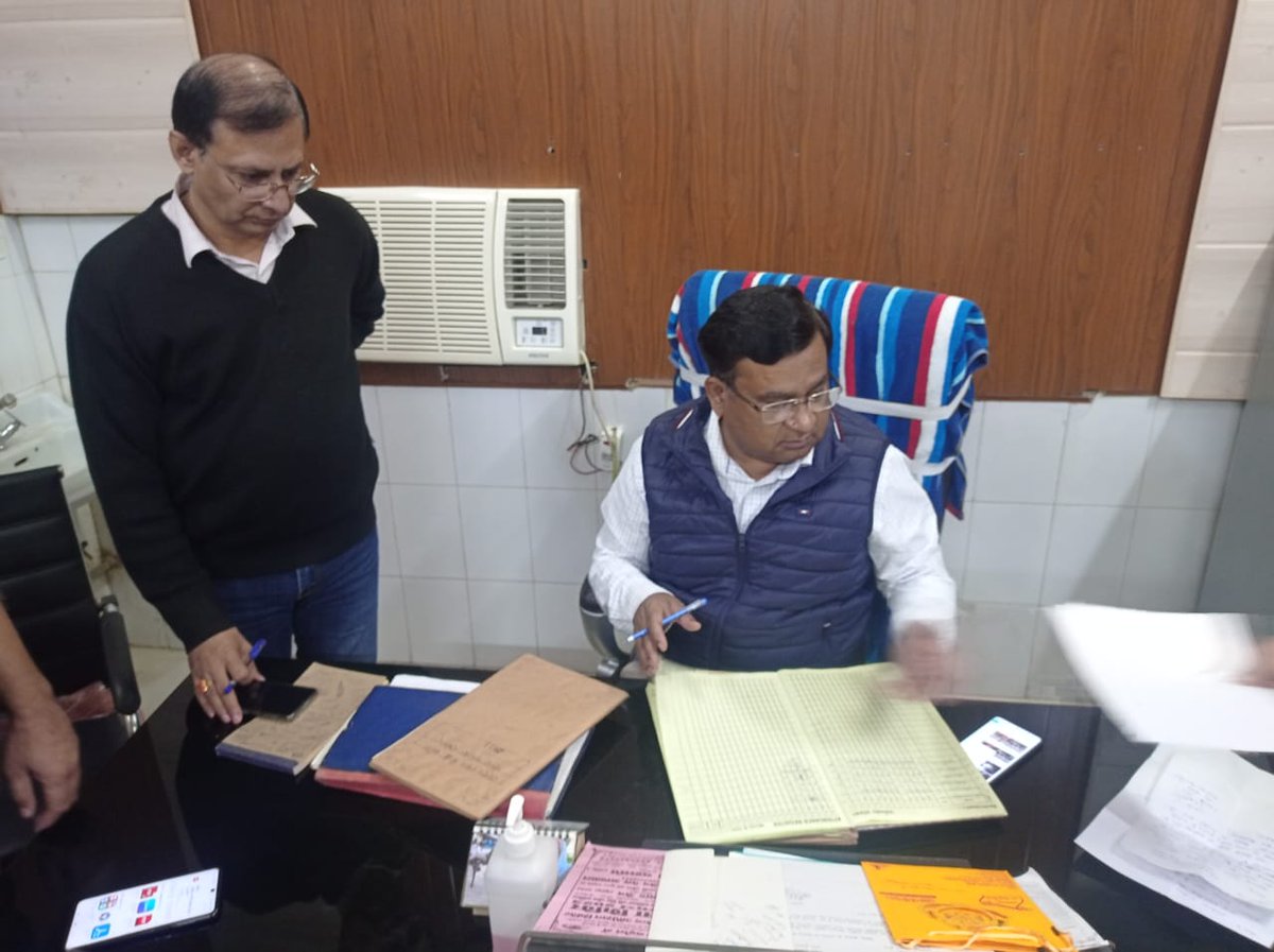 CmoBaghpat's tweet photo. आज दिनांक 20/11/23 में सामु0स्वा0केंद्र बड़ौत पर औचक निरीक्षण करते हुए उपस्थिति व अन्य कार्य संबंधित रजिस्टर का अवलोकन किया, तथा कार्यो में साफ-सफाई बनी व पारदर्षिता पूर्वक करने के निर्देश दिये @BagpatDm @brajeshpathakup @CMOfficeUP @mansukhmandviya @nhm_up @SachinMalik0007 https://t.co/i2MY96VQFV