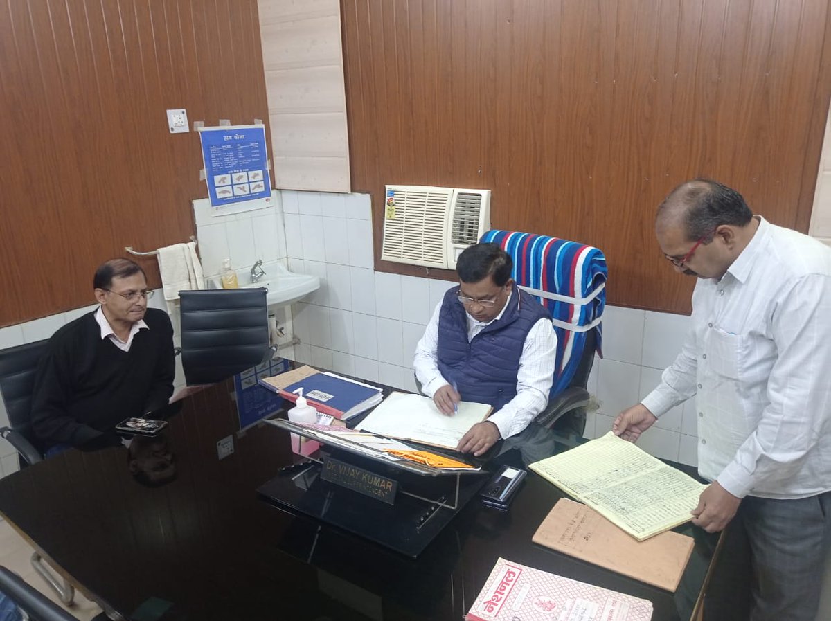 CmoBaghpat's tweet photo. आज दिनांक 20/11/23 में सामु0स्वा0केंद्र बड़ौत पर औचक निरीक्षण करते हुए उपस्थिति व अन्य कार्य संबंधित रजिस्टर का अवलोकन किया, तथा कार्यो में साफ-सफाई बनी व पारदर्षिता पूर्वक करने के निर्देश दिये @BagpatDm @brajeshpathakup @CMOfficeUP @mansukhmandviya @nhm_up @SachinMalik0007 https://t.co/i2MY96VQFV