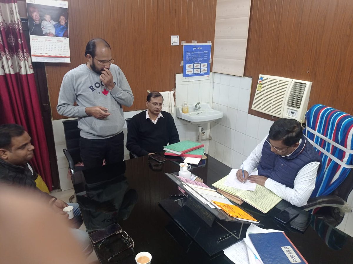 CmoBaghpat's tweet photo. आज दिनांक 20/11/23 में सामु0स्वा0केंद्र बड़ौत पर औचक निरीक्षण करते हुए उपस्थिति व अन्य कार्य संबंधित रजिस्टर का अवलोकन किया, तथा कार्यो में साफ-सफाई बनी व पारदर्षिता पूर्वक करने के निर्देश दिये @BagpatDm @brajeshpathakup @CMOfficeUP @mansukhmandviya @nhm_up @SachinMalik0007 https://t.co/i2MY96VQFV