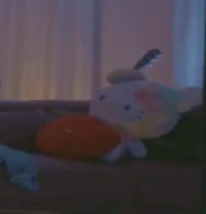 myjeonlvs's tweet photo. tiene cascos de moto cual persona ruda que ama ser y UN PELUCHE DE HELLO KITTY ???:&amp;-&amp;:/@:'w jungkook eres naturalmente lindo 😭 https://t.co/fVP2tgxTCS