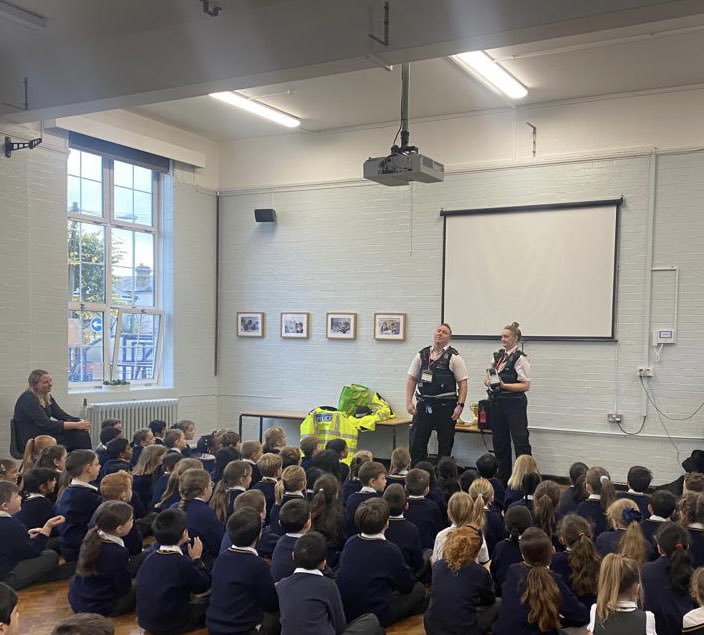 Harris_JAC's tweet image. Great start to Road safety week with our local police team speaking to the children about the importance of road safety. @HarrisFed #RoadSafety #roadsafetyweek #stoplookandlisten @metpoliceuk