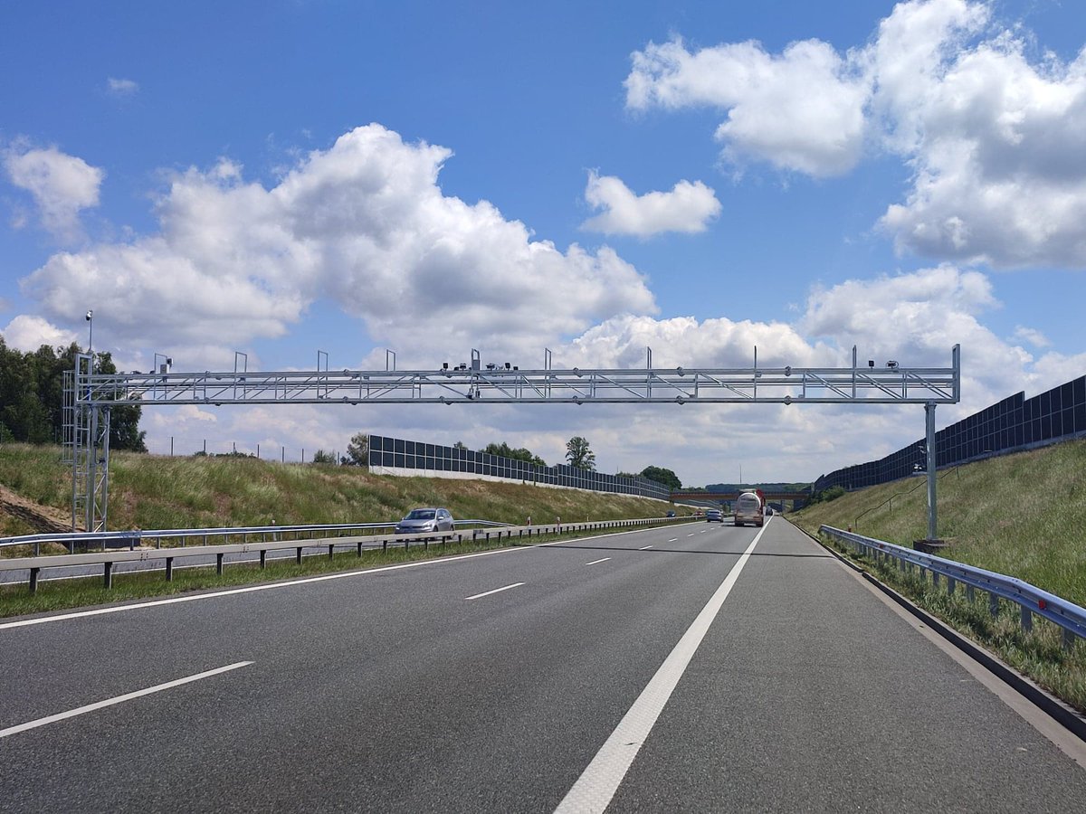 GDDKiA_Krakow's tweet photo. Minister Infrastruktury @AMAdamczyk podpisał Program Inwestycji, który pozwala nam na rozpoczęcie prac przygotowawczych niezbędnych do rozbudowy #A4 #Kraków #Tarnów o 3⃣. pas💪
Przetarg na zaprojektowanie🗄️tej inwestycji chcemy ogłosić w przyszłym roku🎇
@GDDKiA @MI_GOV_PL #RPBDK https://t.co/NRC2IldvWi