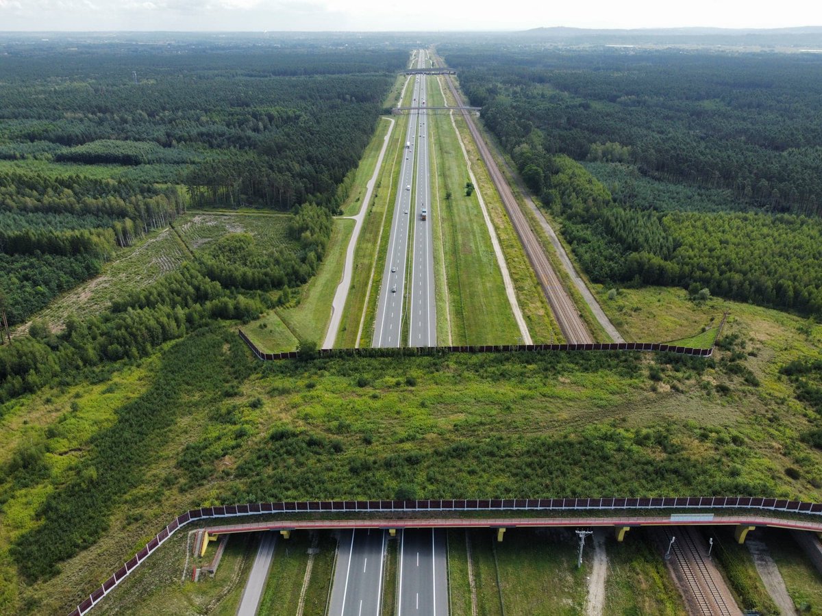 GDDKiA_Krakow's tweet photo. Minister Infrastruktury @AMAdamczyk podpisał Program Inwestycji, który pozwala nam na rozpoczęcie prac przygotowawczych niezbędnych do rozbudowy #A4 #Kraków #Tarnów o 3⃣. pas💪
Przetarg na zaprojektowanie🗄️tej inwestycji chcemy ogłosić w przyszłym roku🎇
@GDDKiA @MI_GOV_PL #RPBDK https://t.co/NRC2IldvWi