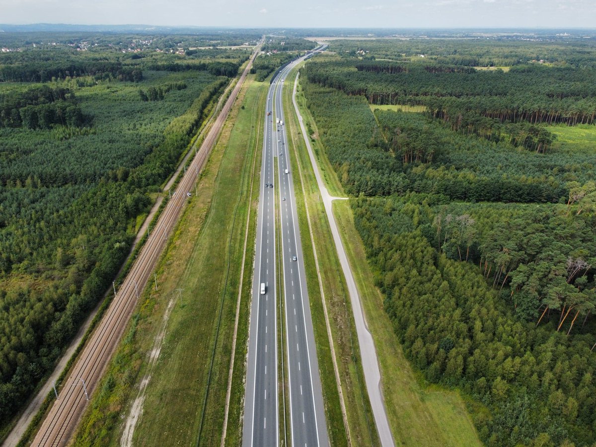 GDDKiA_Krakow's tweet photo. Minister Infrastruktury @AMAdamczyk podpisał Program Inwestycji, który pozwala nam na rozpoczęcie prac przygotowawczych niezbędnych do rozbudowy #A4 #Kraków #Tarnów o 3⃣. pas💪
Przetarg na zaprojektowanie🗄️tej inwestycji chcemy ogłosić w przyszłym roku🎇
@GDDKiA @MI_GOV_PL #RPBDK https://t.co/NRC2IldvWi