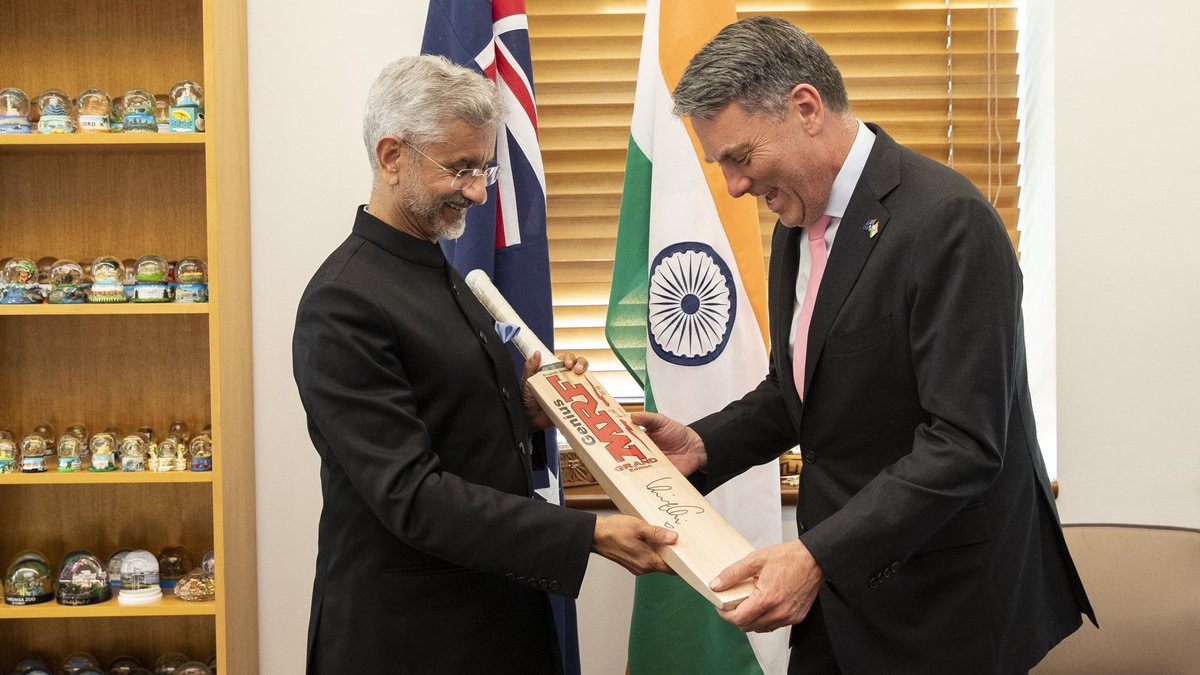 mufaddal_vohra's tweet photo. Australian Defence Minister said, "Earlier this year Dr. Jaishankar gave me a brand new MRF bat with Virat Kohli's signature on it, it's proudly in my office to this day". https://t.co/LWzV9mntL0