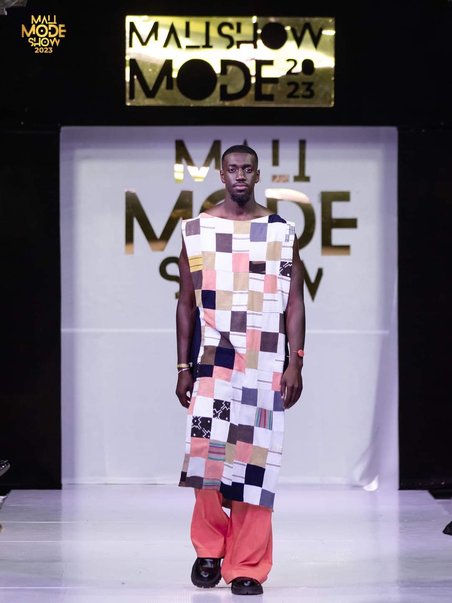 willsanwidi's tweet photo. #𝗠𝗠𝗦𝟮𝟬𝟮𝟯  avec la Marque #JK_dressing ✨au #MaliModeShow défilé du Grand Show à Azalaï Hotel Bamako.

📷 KOKEM SHOOT
𝗠𝗮𝗸𝗲-𝘂𝗽: Salon Specifics 
𝗛𝗮𝗶𝗿: Génération Nappy https://t.co/VtE4W2VsO4