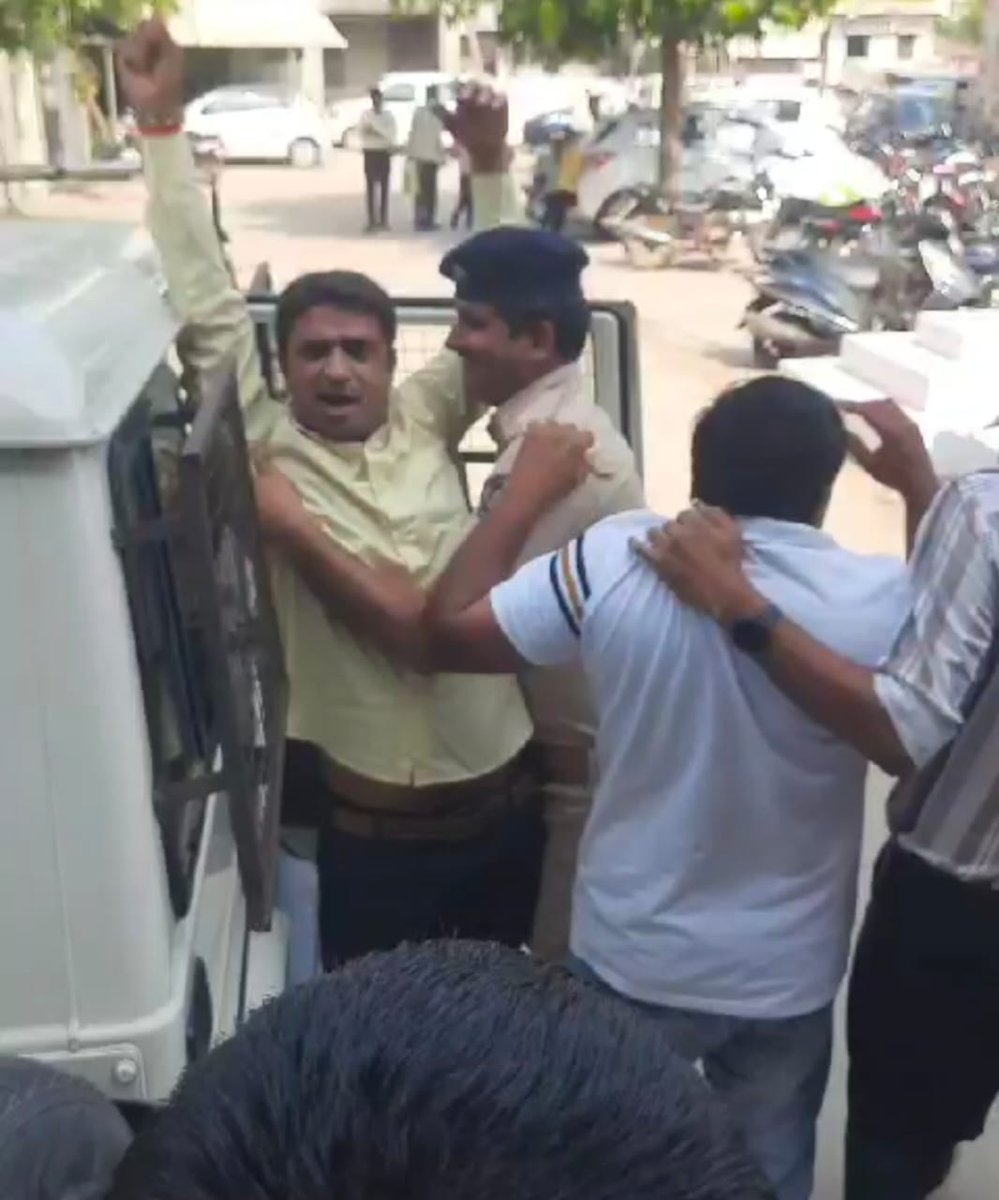 વિસાવદર પંથકમાં અતિવૃષ્ટિની સહાયમાં લાગવગશાહી આચરી સાચા હકદાર ખેડૂતોને સહાયથી વંચિત રચવામાં આવ્યા છે તેના વિરોધમાં આમ આદમી પાર્ટીના સ્થાનિક હોદ્દેદારોએ ખેડૂતોને સાથે રાખી મામલતદાર કચેરીને તાળાબંધી કરતા પોલીસ દ્વારા ધરપકડ કરવામાં આવી.