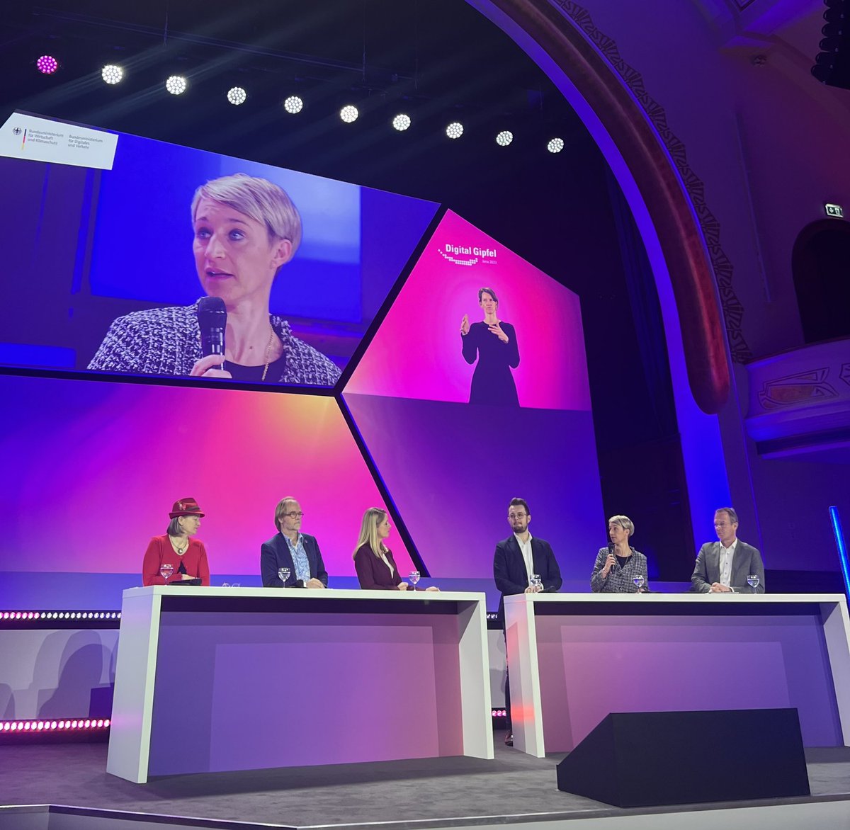Juan Perea Rodríguez (@perearodriguezj) on Twitter photo Fünf Bundestagsabgeordnete <a href="/NadineSchoen/">Nadine Schön</a>, <a href="/anked/">Anke DomscheitBerg (bsky: @anke.domscheit-berg.de)</a>, <a href="/M_FunkeKaiser/">Mike Funke genannt Kaiser</a>, <a href="/Holger_SciTec/">Holger Becker</a>, <a href="/maik_aussendorf/">Maik Außendorf</a> diskutierenüber #DigitaleSouveränität in Deutschland und was das bedeutet.
Und alle sind sich einig: Es ist notwendig!
Und das heisst nicht vollkommene Autonomie, sondern Fünf Bundestagsabgeordnete <a href="/NadineSchoen/">Nadine Schön</a>, <a href="/anked/">Anke DomscheitBerg (bsky: @anke.domscheit-berg.de)</a>, <a href="/M_FunkeKaiser/">Mike Funke genannt Kaiser</a>, <a href="/Holger_SciTec/">Holger Becker</a>, <a href="/maik_aussendorf/">Maik Außendorf</a> diskutierenüber #DigitaleSouveränität in Deutschland und was das bedeutet.
Und alle sind sich einig: Es ist notwendig!
Und das heisst nicht vollkommene Autonomie, sondern