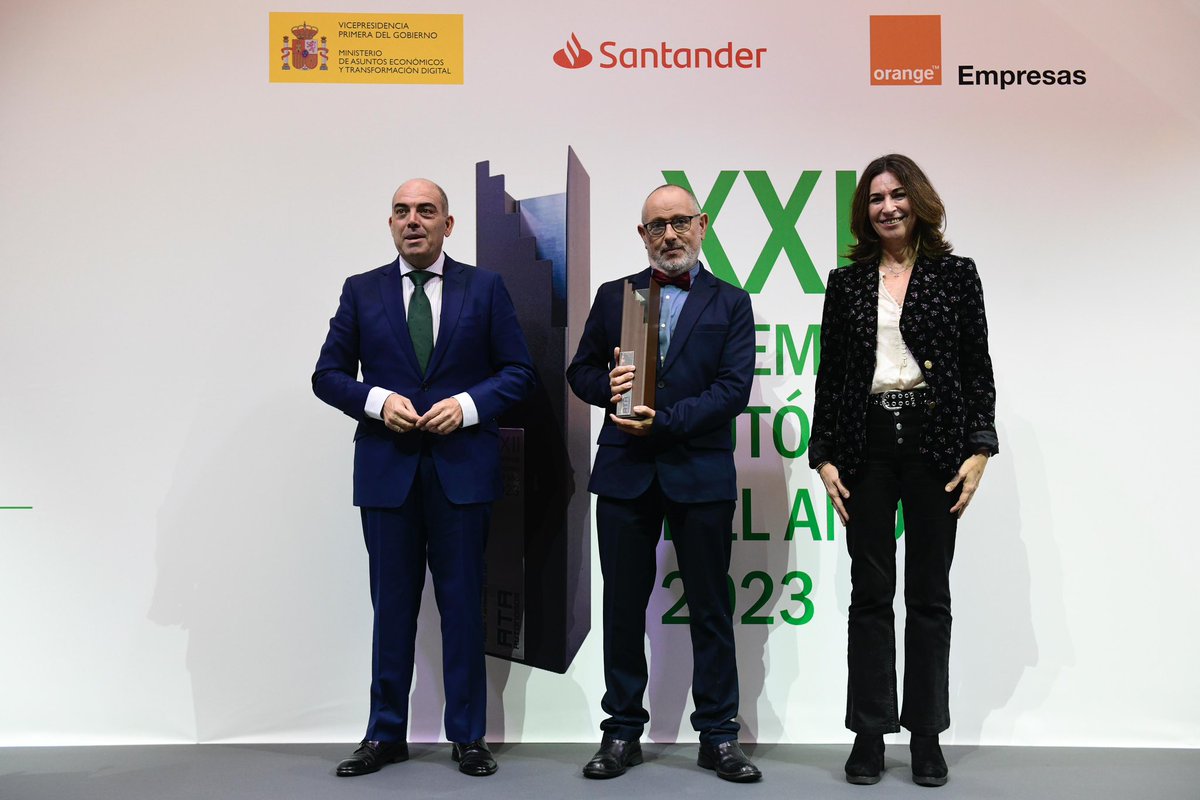 autonomosata's tweet photo. @lorenzoamor_ata @CEC_Comercio 🏆El premio al MEDIO DE COMUNICACIÓN es para Madrid Trabaja, de Onda Madrid.

Por ser autónomo y por cuidar de los #autónomos el premio a la labor periodística en 2022 recae en @Javier_Penia y el equipo de profesionales de @MadridTrabajaOM https://t.co/BC8YUKyiV1