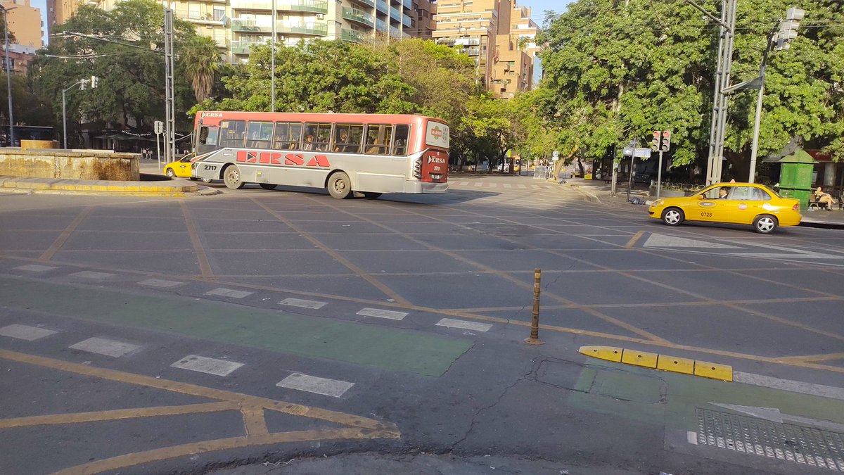 barrionuevofern's tweet photo. #AHORA #Cordoba Así amaneció la zona de Patio Olmos, epicentro de los festejos anoche de militantes de Javier Milei. Debido a que no hay recolección ni barrido por el feriado, anoche los mismos militantes limpiaron el lugar al finalizar. Móvil @Cadena3Com https://t.co/lDeFHTaRjY