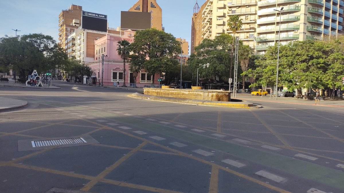 barrionuevofern's tweet photo. #AHORA #Cordoba Así amaneció la zona de Patio Olmos, epicentro de los festejos anoche de militantes de Javier Milei. Debido a que no hay recolección ni barrido por el feriado, anoche los mismos militantes limpiaron el lugar al finalizar. Móvil @Cadena3Com https://t.co/lDeFHTaRjY