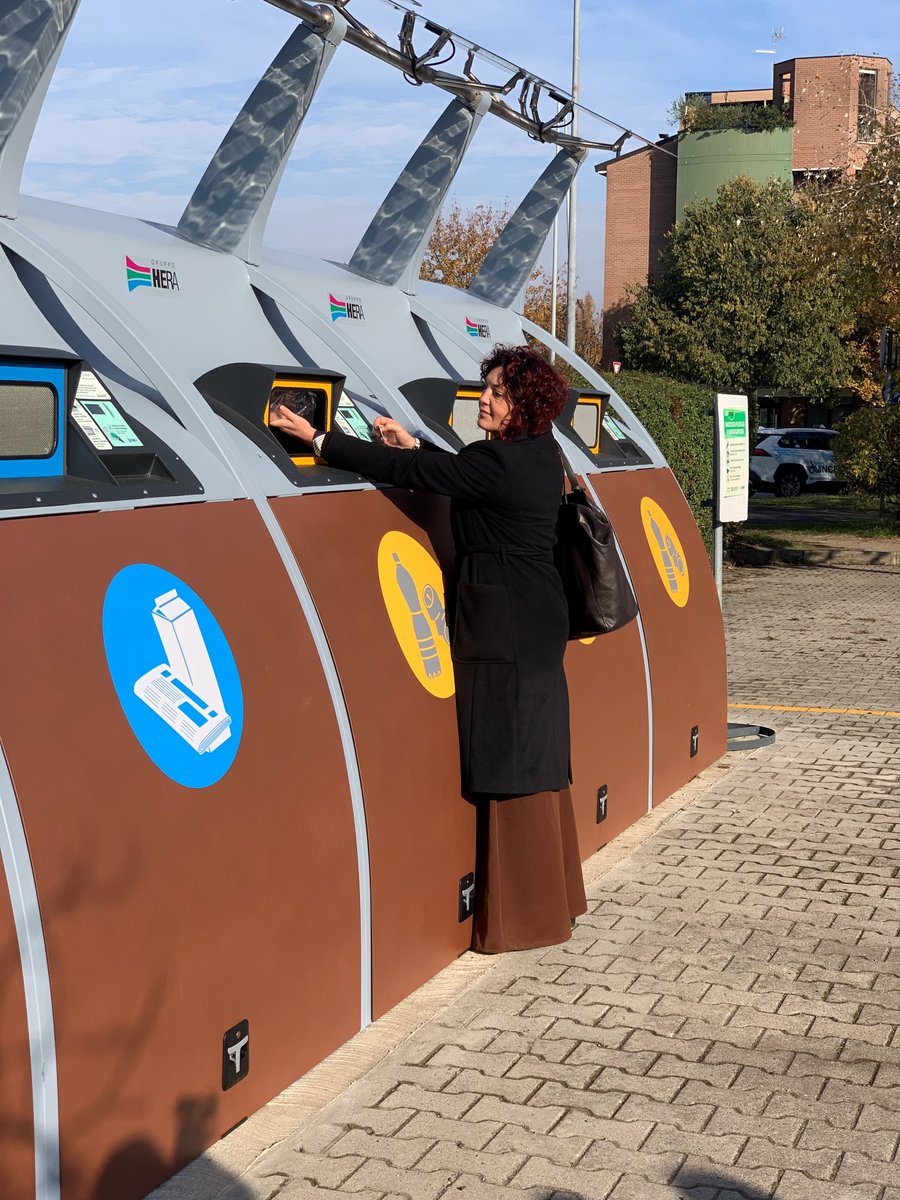 GruppoHera's tweet photo. Da oggi in funzione a #Modena le prime 6 casette #EcoSmarty #GruppoHera: nuovi contenitori per conferire piccole quantità di carta e plastica. Si tratta di un servizio integrativo alla raccolta domiciliare, dedicato ad esigenze particolari degli utenti👇
https://t.co/mIf6gI1Ht9 https://t.co/n9mZt30kSZ
