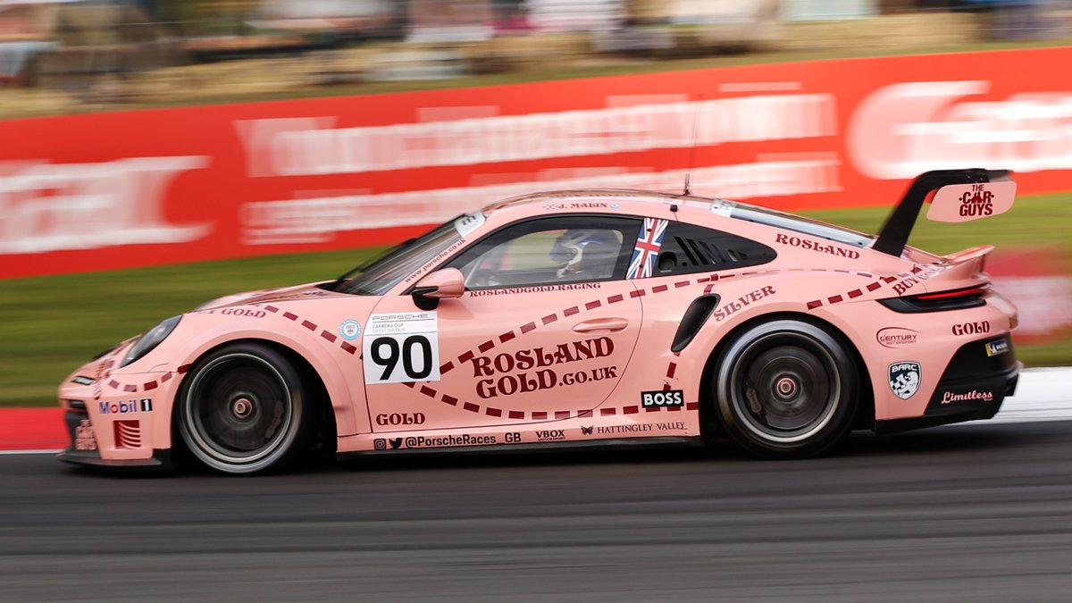 A livery that will always be stunning. 🐷 Throwback to the <a href="/PorscheRaces_GB/">Porsche Motorsport GB</a> season finale at @brands_hatch where <a href="/JoshMalinRacing/">Josh Malin</a> showed up with a special livery on his <a href="/RoslandRacing/">Rosland Gold Racing</a> #Porsche911GT3Cup. #PorscheCustomerRacing #Porsche #CarreraCupGB