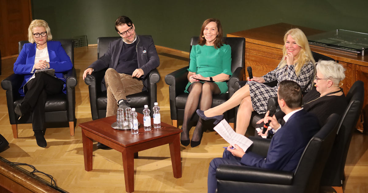 Päivän toisessa paneelissa MEPit ja finanssiala keskustelevat, miten EU-lainsäädännön avulla voidaan tukea finanssialaa ottamaan luonto huomioon kaikessa toiminnassaan. Lauteilla <a href="/miapetrakumpula/">Miapetra Kumpula-Natri</a> <a href="/VilleNiinisto/">Ville Niinistö</a> <a href="/amsalonius/">Anne-Maria Salonius</a> <a href="/KKeitaanniemi/">Katja Keitaanniemi</a> ja <a href="/spietikainen/">Sirpa Pietikäinen🇫🇮🇪🇺</a>

#FinanceNatureSummit