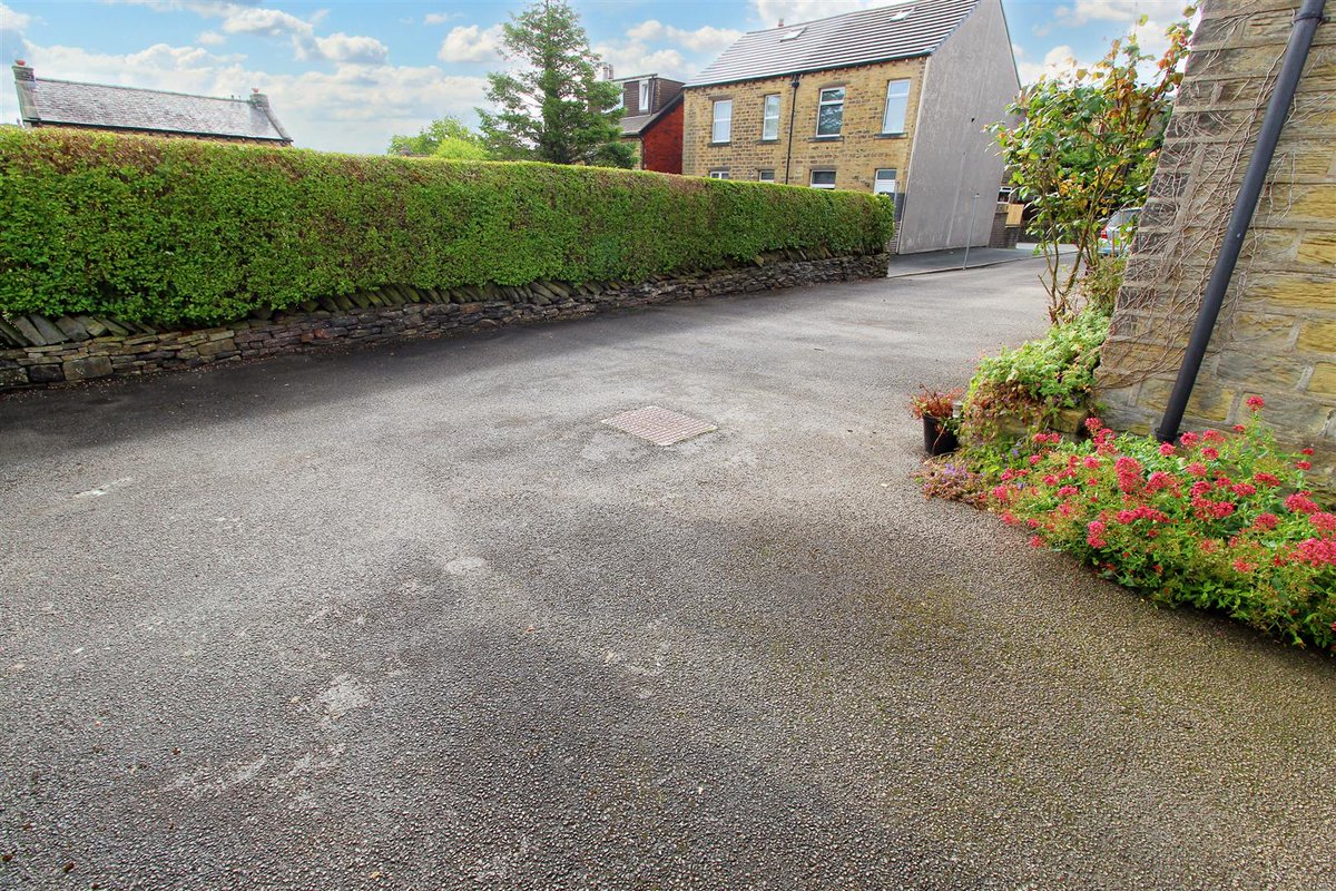 PaisleyProperty's tweet image. **ALMONDBURY BRANCH**

🏡 SOLD SUBJECT TO CONTRACT 🏡

Matthew Lane, Meltham

paisleyproperties.co.uk/property/matth…

Call us ☎️

📞Almondbury: 01484 443922

#PaisleyProperties #EstateAgent #HD9 #Meltham #PropertyForSale #FreeValuations #Local