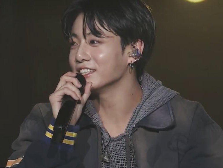 GoldenJKUnivers's tweet photo. Jungkook’s smile is the most precious thing in the world. #GoldenLiveOnStage https://t.co/oMZlvxKz6m