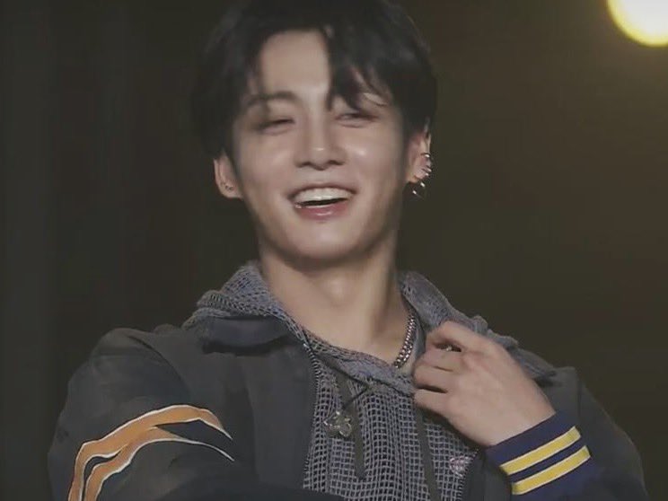 GoldenJKUnivers's tweet photo. Jungkook’s smile is the most precious thing in the world. #GoldenLiveOnStage https://t.co/oMZlvxKz6m