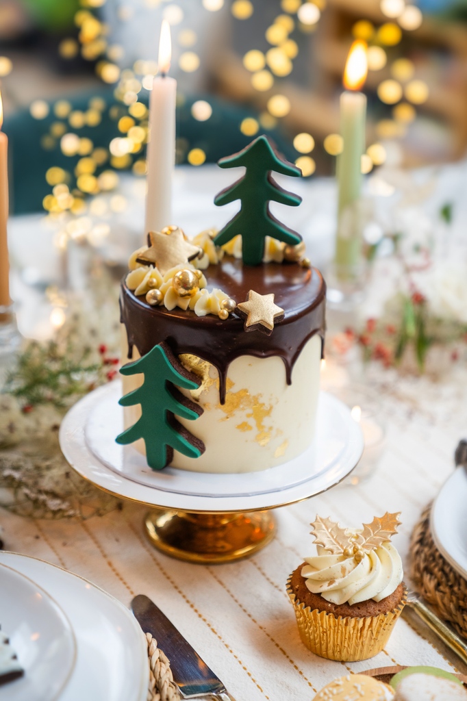 Our Christmas Tree cake is back by popular demand this year! It has had a few years away and a little makeover and it's available to pre-order via our website now! @evokepictureslifestyle @nortonflowers @weddinghelperuk