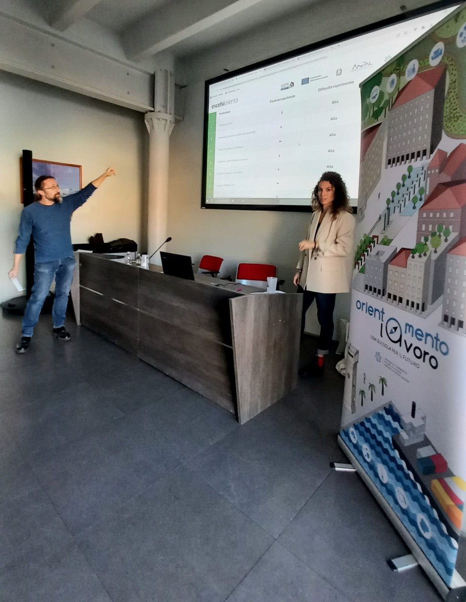 CCIAARIVLIG's tweet photo. A @Orientaliguria Genova abbiamo presentato
il laboratorio “Fai la scelta giusta. Una bussola dopo la scuola media”, illustrato ad un centinaio di studenti di terza media il sistema #excelsior e il gioco
#orientagame
#cciaarivlig #excelsiorienta
https://t.co/IkCKJxrebW https://t.co/DflowKQ6gb