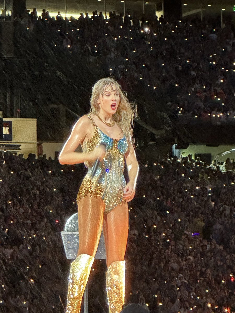 clayp711's tweet photo. @UTDTreytips @tswifterastour Black mics at Gillette rain show too https://t.co/f2Z5DQfcYr