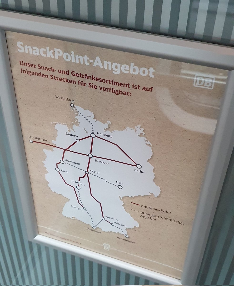 moaxislaven's tweet photo. So sieht das "gastronomische Angebot" der @DB_Bahn im nächsten Jahr im #IC1 ("#KlapperIC") aus.
Selbst die Automaten am Gleis haben mehr Auswahl. Das hier nennt sich dann "#Snackpoint".
cc @_DiningCar https://t.co/MGQCVCQO2l