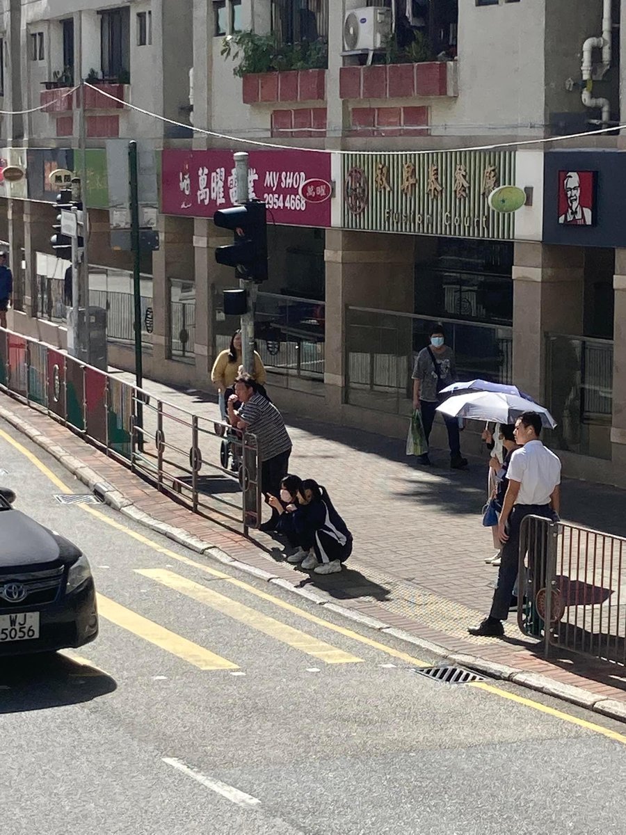 hk2019freehk's tweet image. 香港的女學生也踎地了