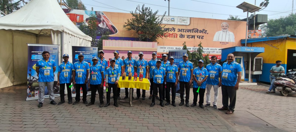 #INDvsAUSfinal #Worldcupfinal2023 veejay service station cheering the spirit of India at the forecourt. We are with our heroes #MakMakesitPossible #MakLubricants #PureForSure @BPCLimited @BPCLRetail