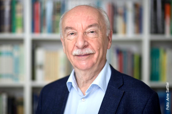 Congratulations!👏The <a href="/unstatistik/">Unstatistik</a> authors, including #GerdGigerenzer <a href="/mpib_berlin/">Max Planck Institute for Human Development</a> <a href="/Risk_Literacy/">Harding Center</a>, have received the <a href="/getAbstract/">getAbstract</a>-International Book Award 2023 in the Business Impact category for their book "Grüne fahren SUV und Joggen macht unsterblich".mpib-berlin.mpg.de/1768653/gerd-g…