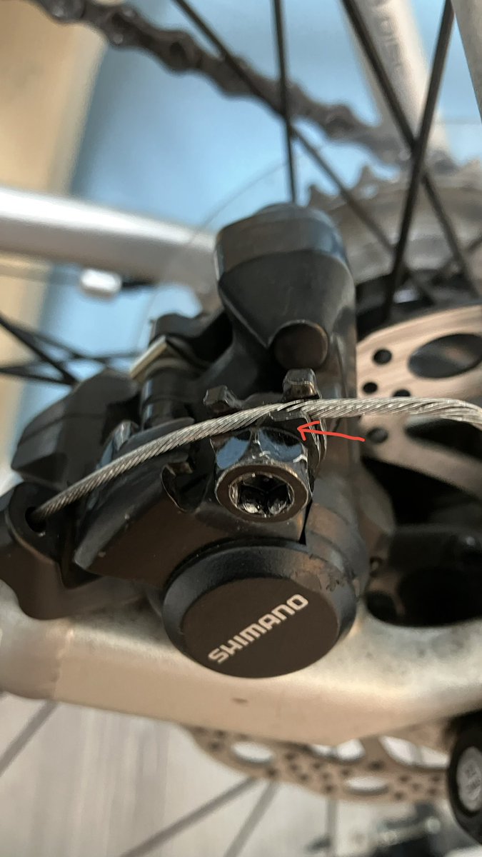 mtk_kzy's tweet photo. シマノのBR-RS305のこの部品が折れて、ワイヤーの固定が不安定…
名前も分からないこの部品、この部品だけ購入できるかな… https://t.co/OOAgwyZcKd