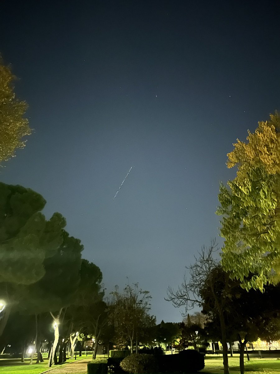 Paseando por el parque con mi perrita fuimos testigos de otra hilera de 18 satélites 🛰️ <a href="/Starlink/">Starlink</a> y tomé esta preciosa foto. La hilera desapareció pocos segundos después y la gente que pasaba se me quedaba mirando porque no sabían porqué estaba haciendo fotos  al cielo 🌌 🤣