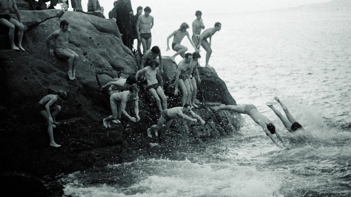 ben280212's tweet photo. Forty Foot is a famous swimming spot in Dublin, Ireland, known for its iconic diving area into the Irish Sea. https://t.co/GicPhyJTdl