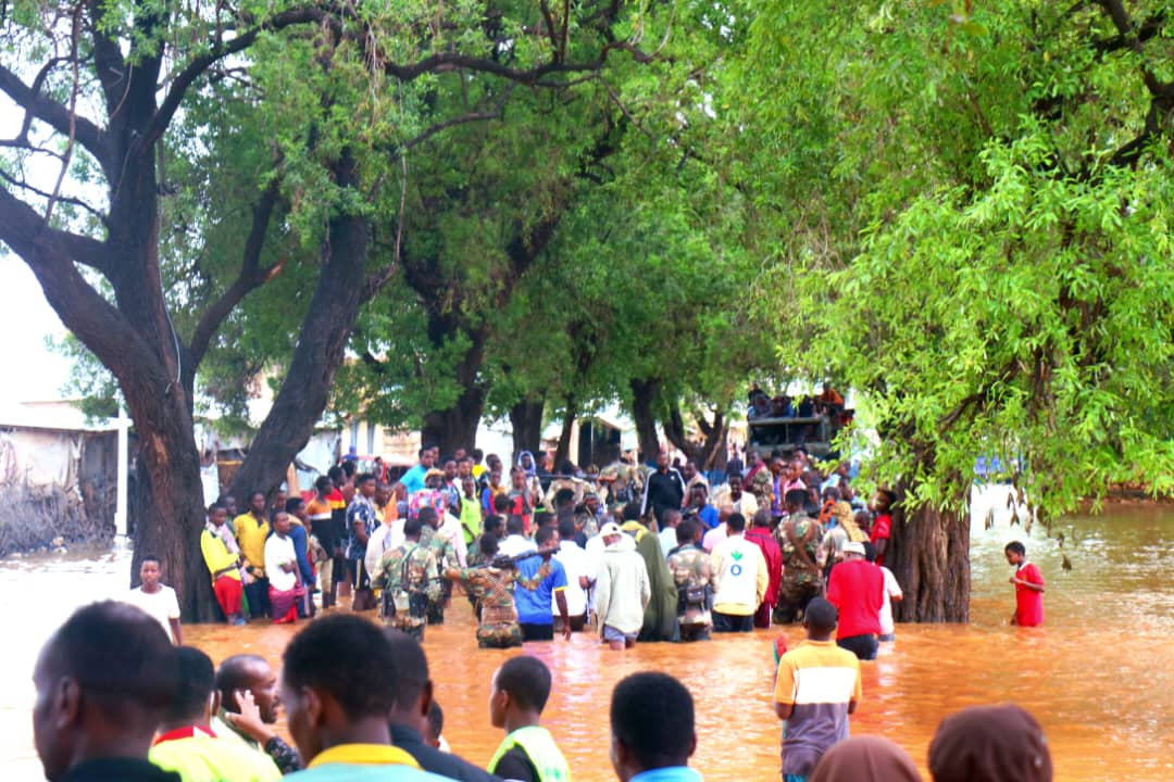 60thDivision's tweet photo. The command of the 60th Division of the Somali National Army is still helping the people affected by the recent rains in Baidoa, the capital of the Bay region. https://t.co/qZO3GDcaF6