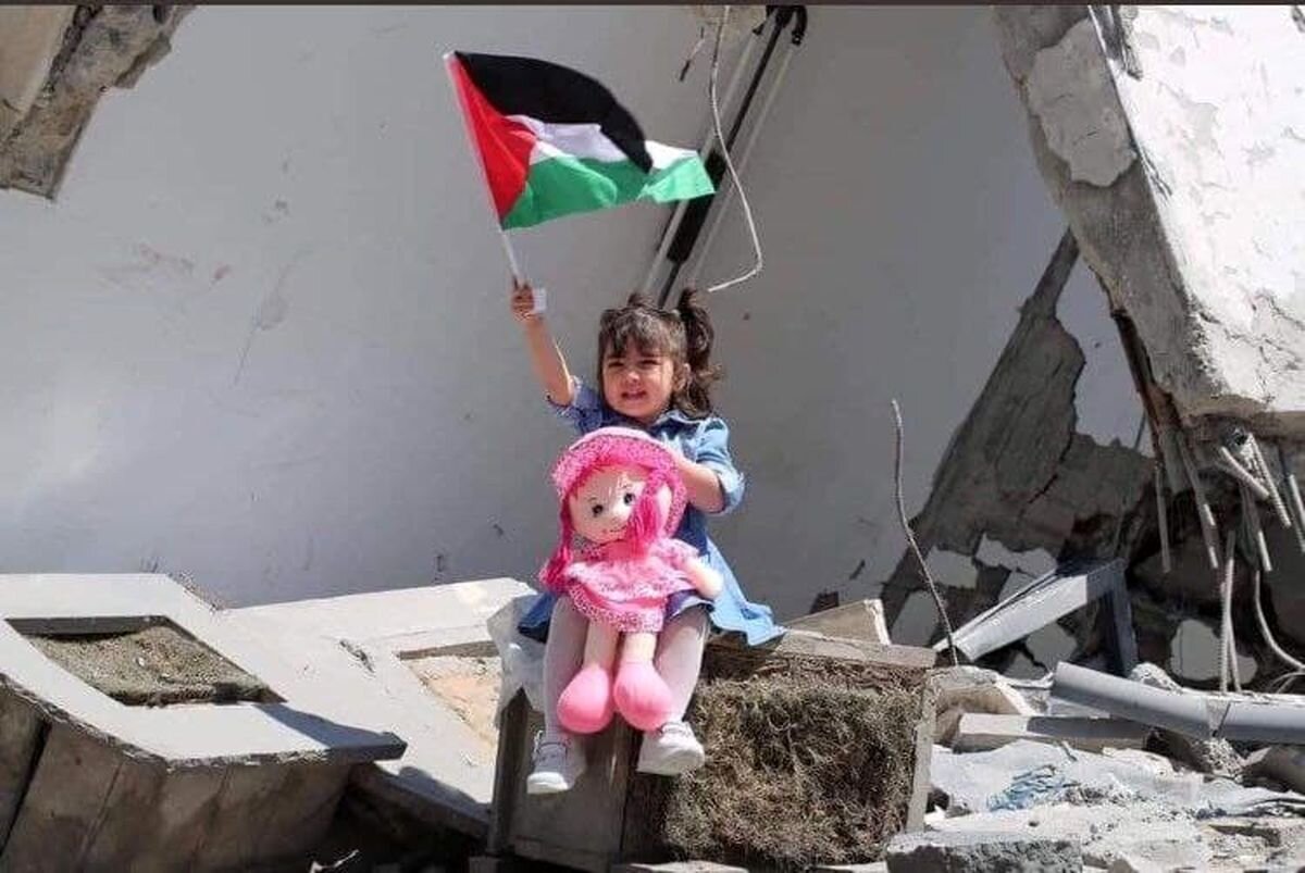 کودکان فلسطین ، نماد استقامت و امید هستند.
 در میان آوار و خرابی‌‌ها، هنوز بازی می‌‌کنند، می‌‌خندد و عشق می‌‌ورزند.

 و یادآوری می‌‌کنند که حتی در سخت‌‌ترین شرایط ، نور امید هرگز خاموش نمی‌‌شود.

#أنا_طفل_غزة
#ChildrensDay2023