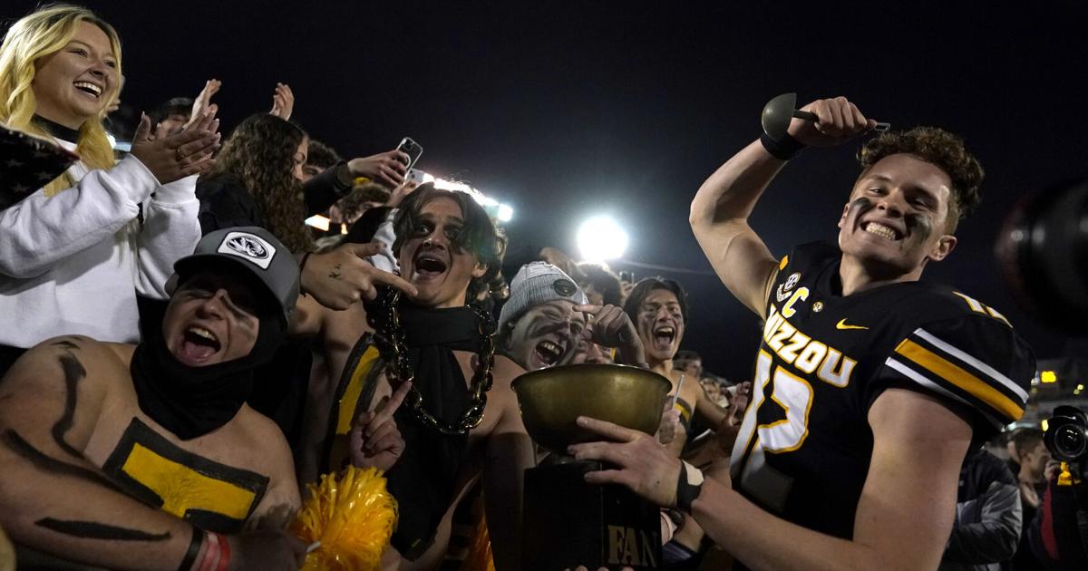 usnewssport's tweet image. "🏈 Mizzou pulls off a stunning victory against Florida as Mevis delivers with a clutch field goal after a gutsy fourth-and-17 conversion! Talk about a nail-biter! #CollegeFootball #CrazyGame @stltoday"