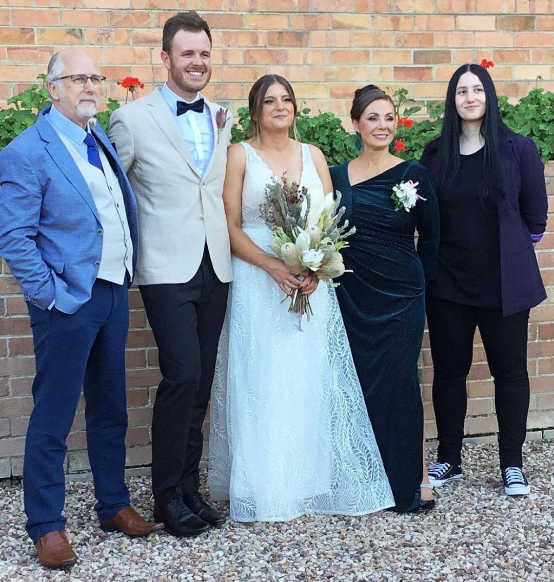 Finished up a run of shows in New Zealand with Highly Suspect then flew back to Melbourne and straight to my twin sisters wedding! And I thankfully made it! All that time spent in venues got me looking ghostly pale though 😅😬