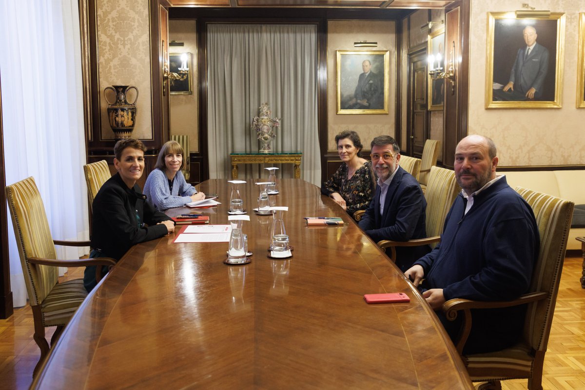 La Presidenta @mavichina muestra el compromiso del Gobierno de Navarra con la cooperación al desarrollo en una reunión con el director general de @OxfamIntermon ➡️El Gobierno de Navarra ha colaborado desde 2018 en cinco proyectos de la fundación 🔗Info: navarra.es/es/-/nota-pren…