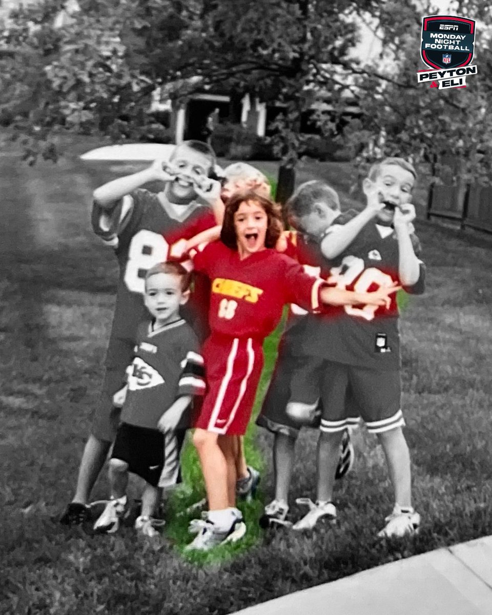 OmahaProd's tweet photo. College hoops royalty ✅
Lifelong @Chiefs fan ✅

Welcome to tonight's ManningCast, Caitlin Clark! https://t.co/07qCR1X3QI