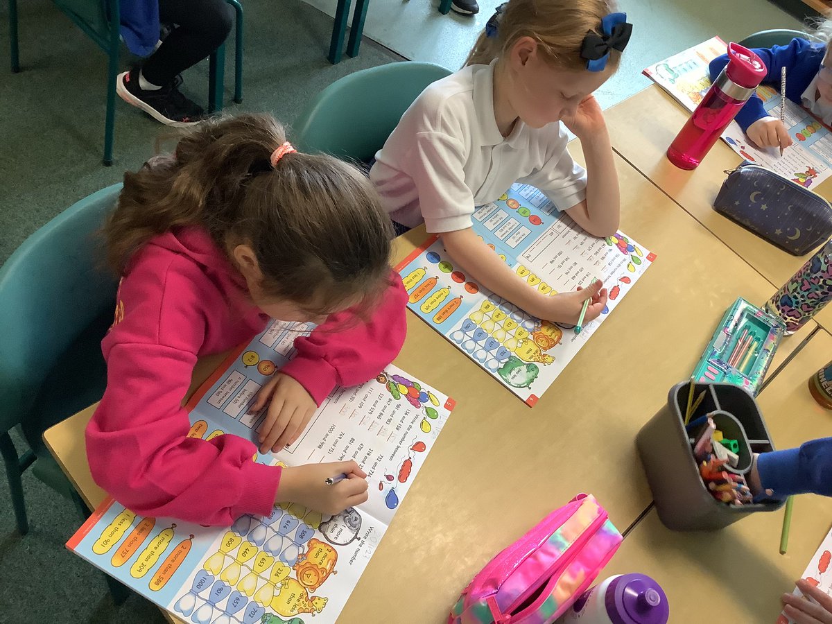 DeanburnPS_P3's tweet photo. Working on the number sequence to 1000 and beyond, I was very impressed with our focused everyone was during our Numeracy this morning. Lots of concentration and hard work! Well done P3! #numeracy #placevalue #numbersto1000 #workinghard #concentrate #focus https://t.co/Q0gfJeRetS