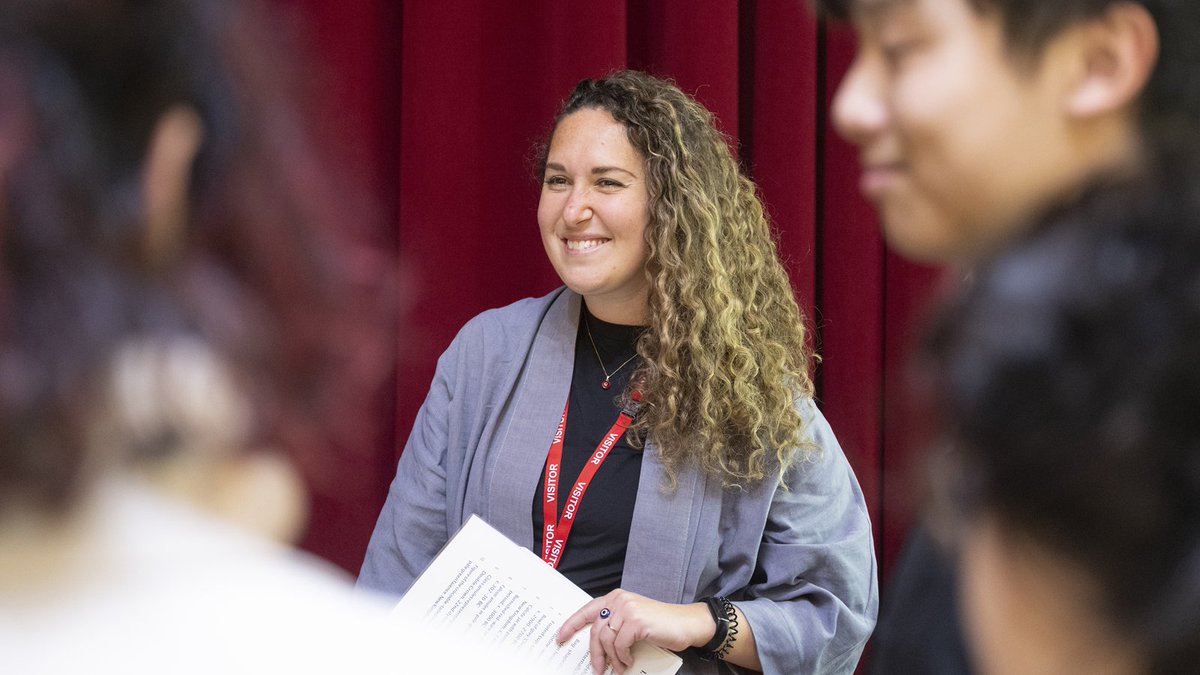 We were delighted to welcome Dr Jen Thum from the @HarvardArtMuseums and pupils from @LAEStratford to our Museum of Antiquities. Together with our #Classics pupils, they explored the benefits of object-based learning. #MuseumLearning #PowerOfPartnership