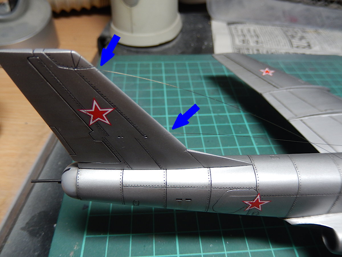 gorimodeler's tweet photo. 事前に尾翼側に接着しておいた張り線。
メタルリギングは剛性が強く、差し込み方向をキチンと合わせないとピンと張れないことが判明。
一旦引っこ抜いて、穴の向きを調整して再接着。
もう一息で完成です😊
#SAコン
#Amodel
#IL40 https://t.co/TudeoaLKFP