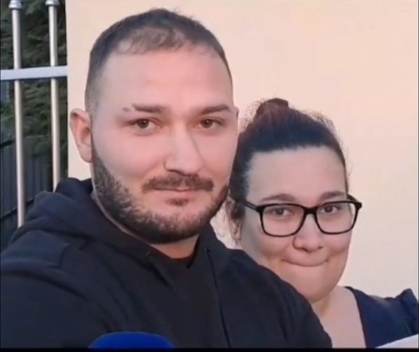 pierpi13's tweet photo. BRAVO!
Lui è Antonio Franzè il giovane calabrese da tempo in Lombardia per lavoro che, coraggiosamente ha evitato l'ennesimo brutale femminicidio.
Ha sentito i vicini litigare, era già successo, ma questa volta ha capito che stava accadendo qualcosa di brutto.
È andato subito a controllare. L’uomo gli ha detto farsi gli affari suoi, e gli ha puntato la pistola contro.
Antonio è tornato in casa, ha chiamato i carabinieri. Mentre li aspettava sul balcone, ha sentito degli spari, ha visto che la donna stava saltando dalla ringhiera per provare a salvarsi.
A quel punto l’ha afferrata al volo e portata in casa. Tutto questo mentre il vicino continuava a sparare. L’uomo poi si è tolto la vita.
La donna è ferita all’addome, è in gravi condizioni, ma se ha una possibilità di farcela è grazie all’intervento di Antonio che non si è girato dall’altra parte, e ha messo in pericolo la sua vita per aiutarla.