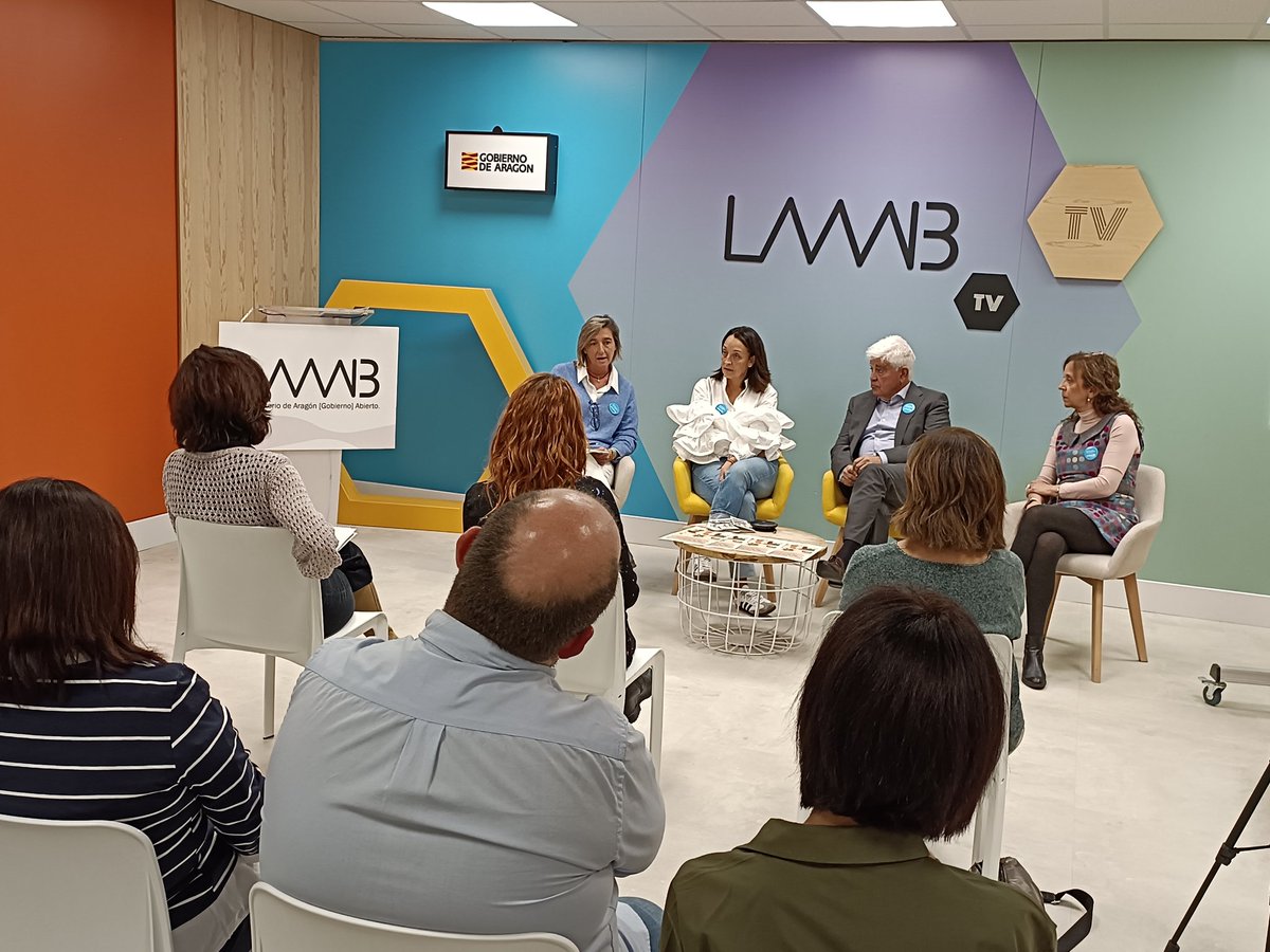 laaab_es's tweet photo. La consejera de Bienestar Social y Familia @cmsusin conversa en el #LAAAB con representantes del @GobAragon y de los #CLIAS de Zaragoza y Cariñena.
🗣️"Podemos presumir de ser una de las zonas con mayor número de CLIAS”.
@IyFAragon @forteabaguena @unicef_es @TarsilaGimeno https://t.co/G4VgJT3JGu