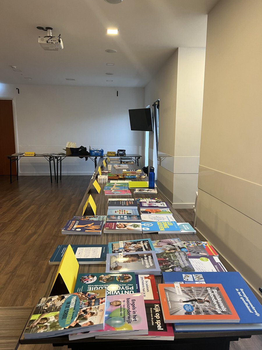 LadjnaNL's tweet photo. "Alhamdulillah! 🌙 Gisteren vond het eerste nationale programma van het nieuwe Ladjna jaar plaats in Almere . 
Shoba Umoore Talibaat organiseerde een informatieve studiekeuzemarkt voor studenten, een dag doordrenkt met gezelligheid en kennis. 📚✨ #lajna #Studiekeuze #amwsa https://t.co/rtR75Eo5kk
