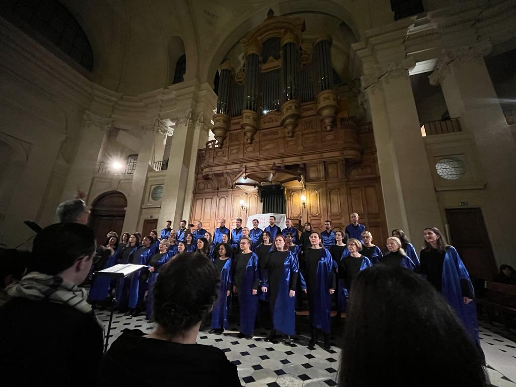 GOBT_Team's tweet photo. Lors d'une superbe soirée festive dans l'église du Pentemont, l'association @EnfantsCancersa officialisé son soutien à notre projet de recherche sur le #CMMRD en remettant un chèque à @MarcoBruschi10. Ce financement servira à mettre en place des modèles d'étude innovants. Merci! https://t.co/9MeBIVOPzq