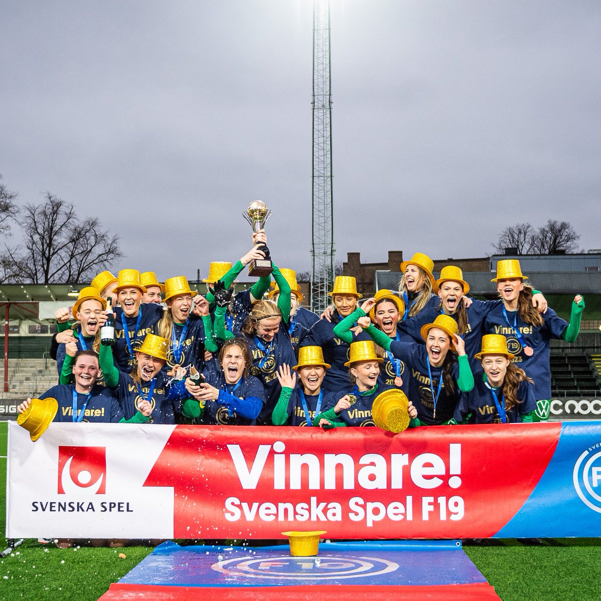 svenskfotboll's tweet photo. SM-mästare även i F19-klassen 🏆

Vilken säsong av @hammarbyfotboll, stort grattis 👏

I helgens final besegrades Umeå med 3-1 ✔️ https://t.co/qxg33Soxt1
