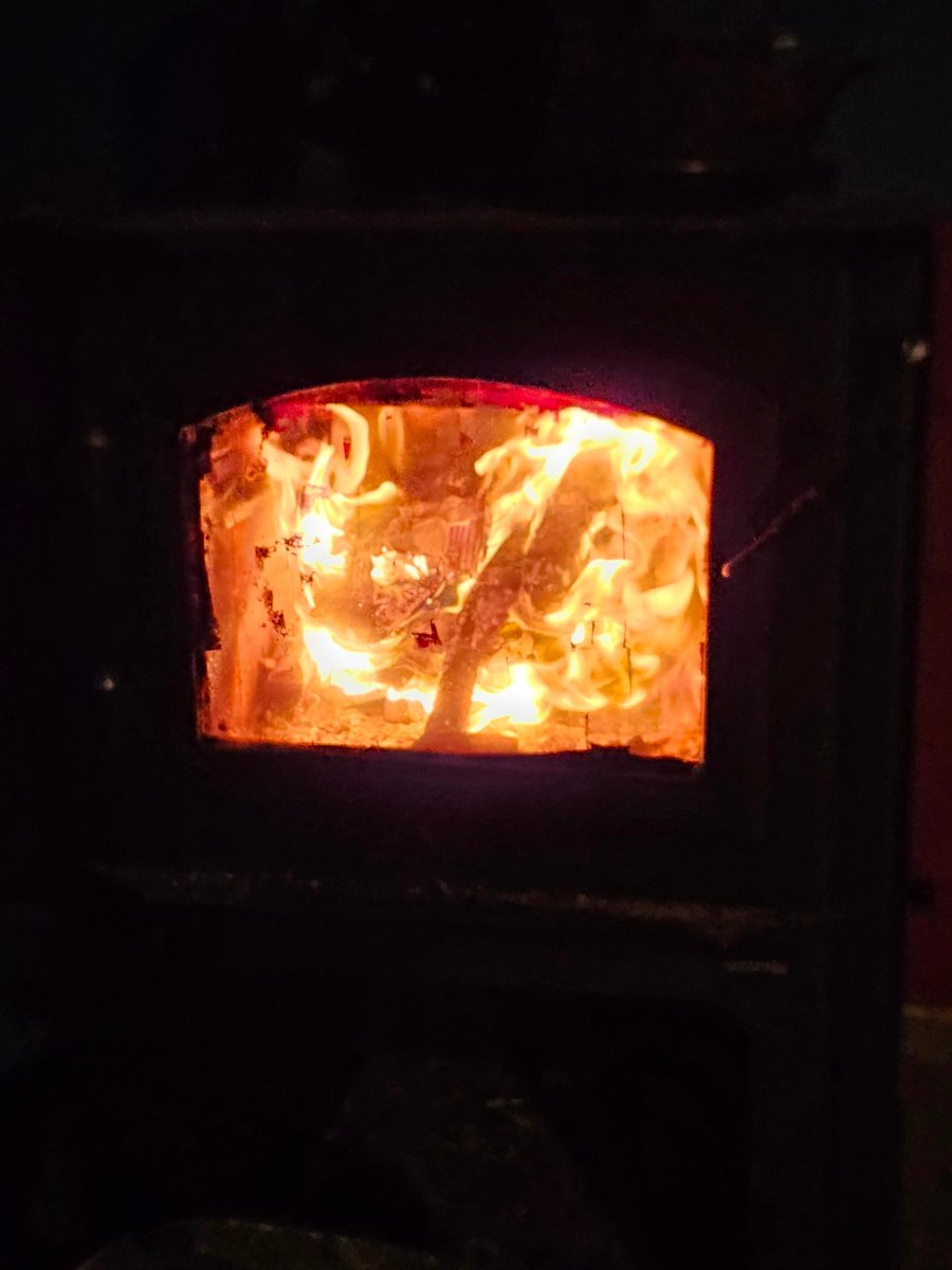 Was gibt es schöneres als an einem verregneten Tag den Holzofen anzumachen?
<a href="/Kachelmann/">Jörg @kachelmann anderswo: @realkachelmann</a>